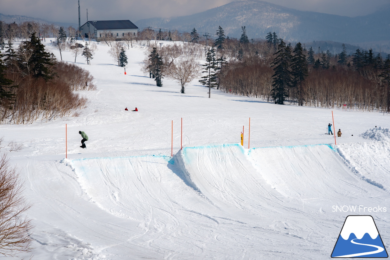 札幌国際スキー場｜さすが『KOKUSAI』！春シーズンも安泰の豊富な積雪で、まだまだ余裕で全面滑走可能です(^^)v